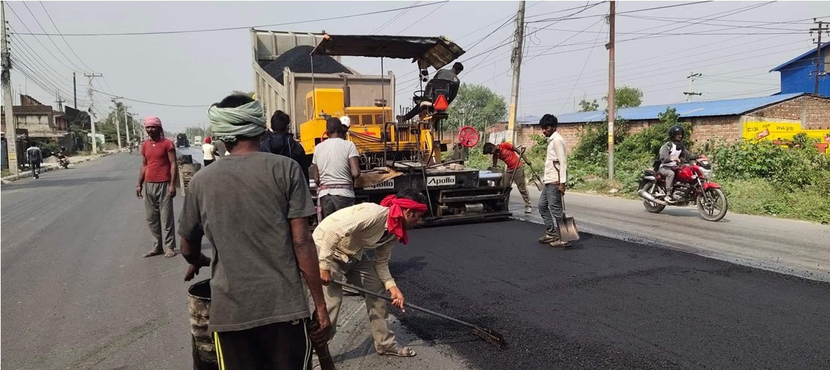 सन् २०२१ मार्च महिनामा कालोपत्रे हुँदै गरेको हुलाकी राजमार्ग अन्तर्गतको मेची-रतुवा सडकखण्ड।